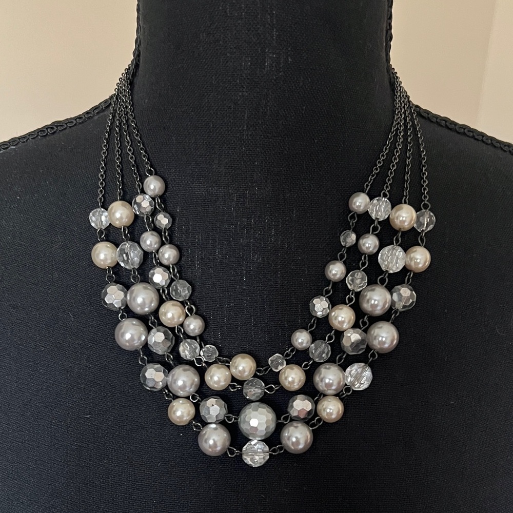 Elegant Pearl and Crystal Necklace